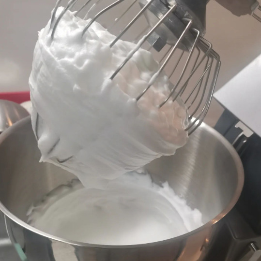 ミルク感たっぷりなリッチなバタークリームは、お店で毎日製造(2022/08/30)